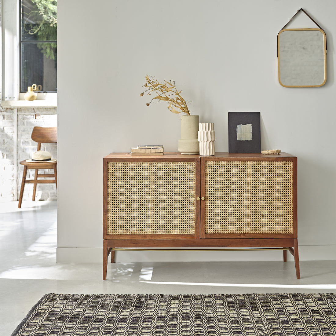 LEONTINE - Buffet aus massivem Akazienholz in Nussbaumoptik und Rohrgeflecht 120 cm