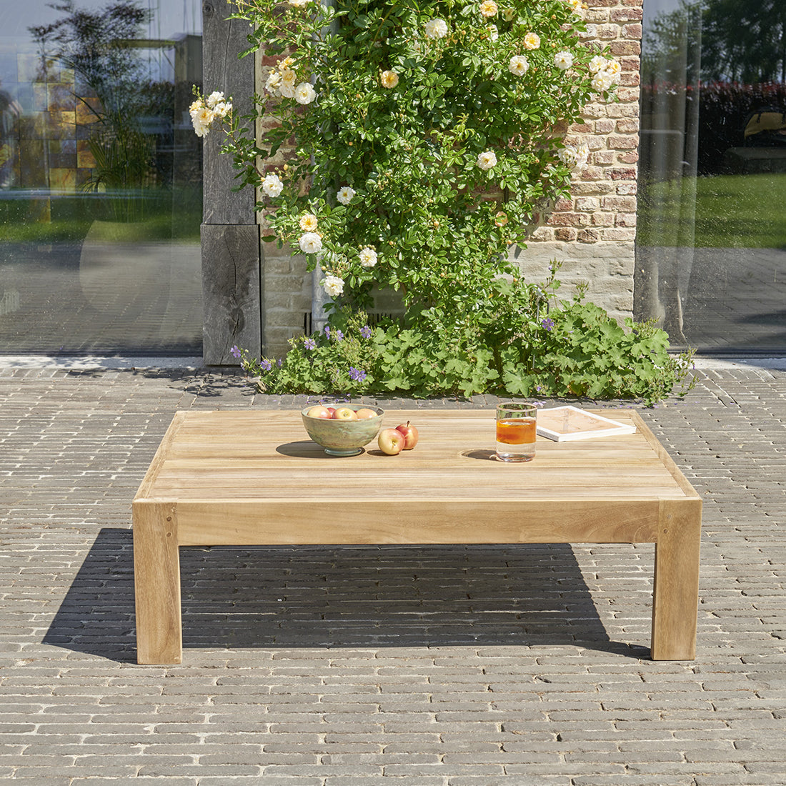 Outdoor-Couchtisch aus Holz