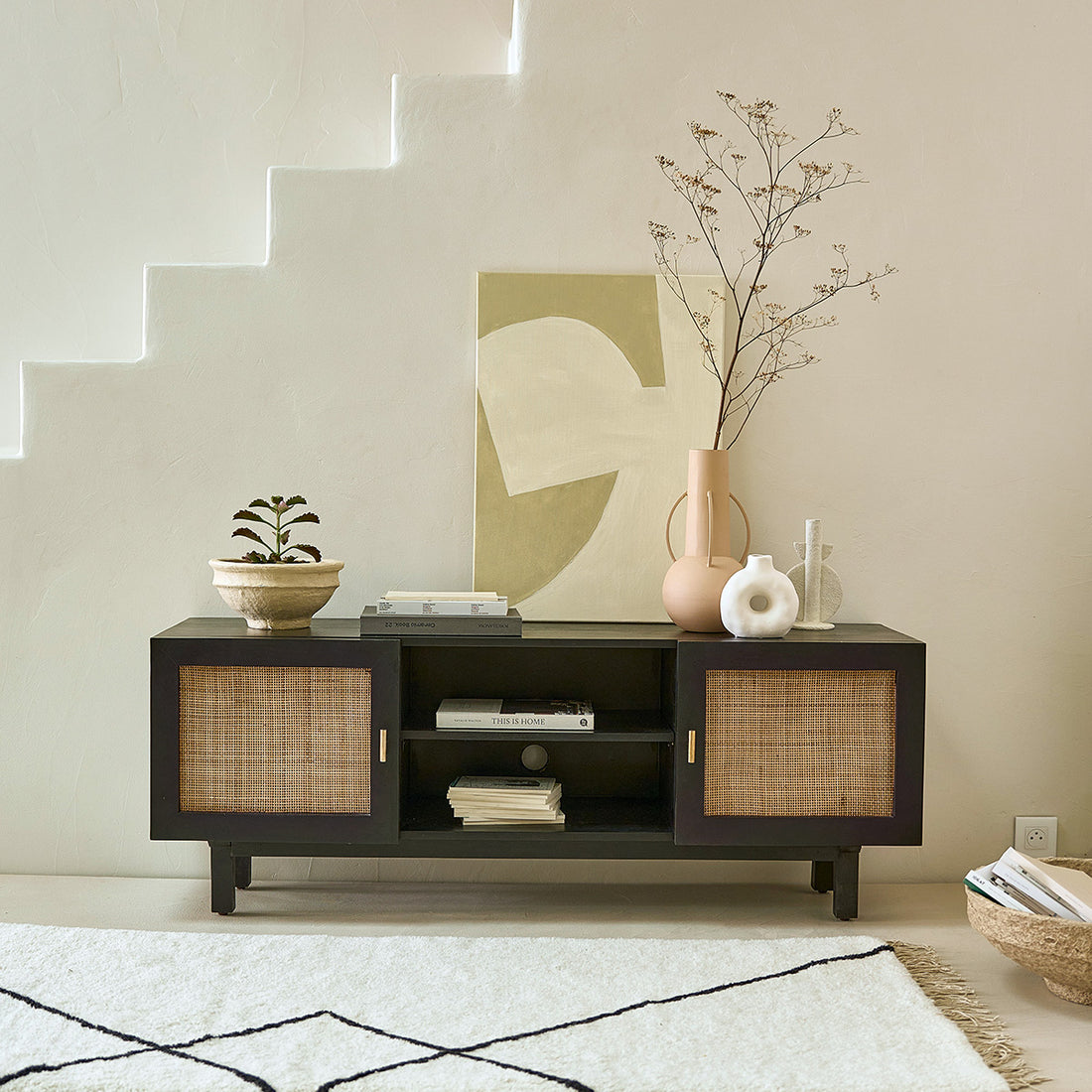 BLAISE - TV-Möbel aus massivem Mangoholz, schwarz und Rohrgeflecht 120 cm 