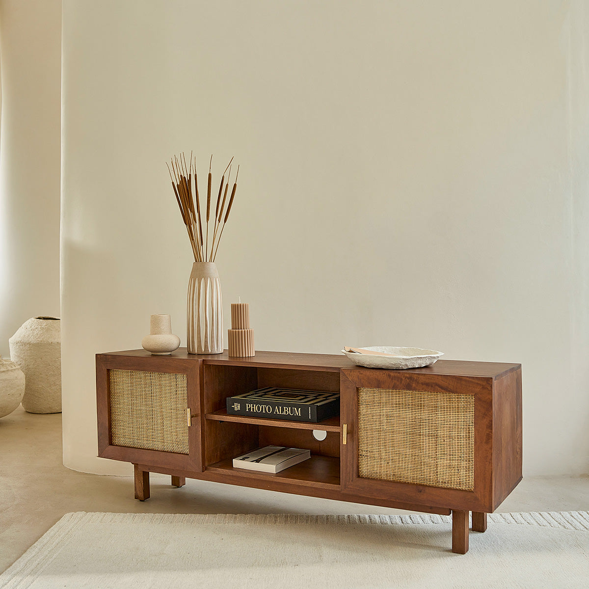 RAPHAEL - TV-Möbel aus massivem Mangoholz in Walnuss-Finish und Rohrgeflecht 140 cm