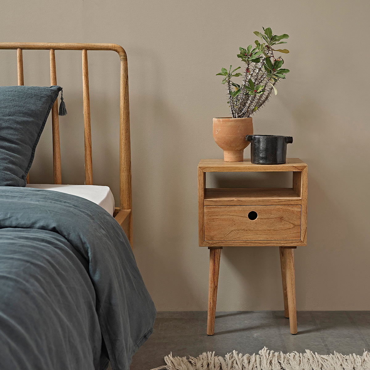 ESMEE - Nachttisch aus massivem Mindi 65 cm