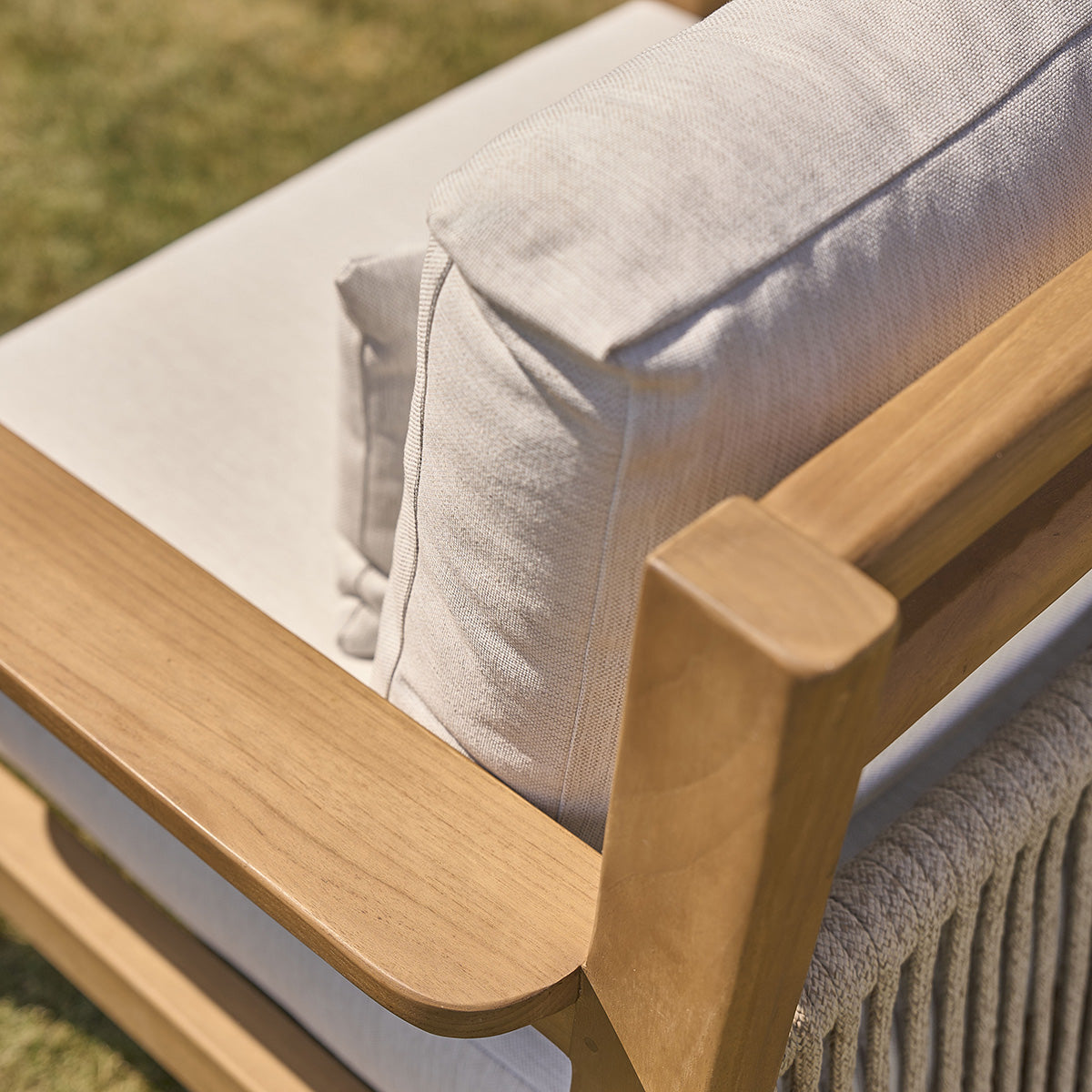 MAORA - Gartensessel aus massivem Teakholz mit Kissen