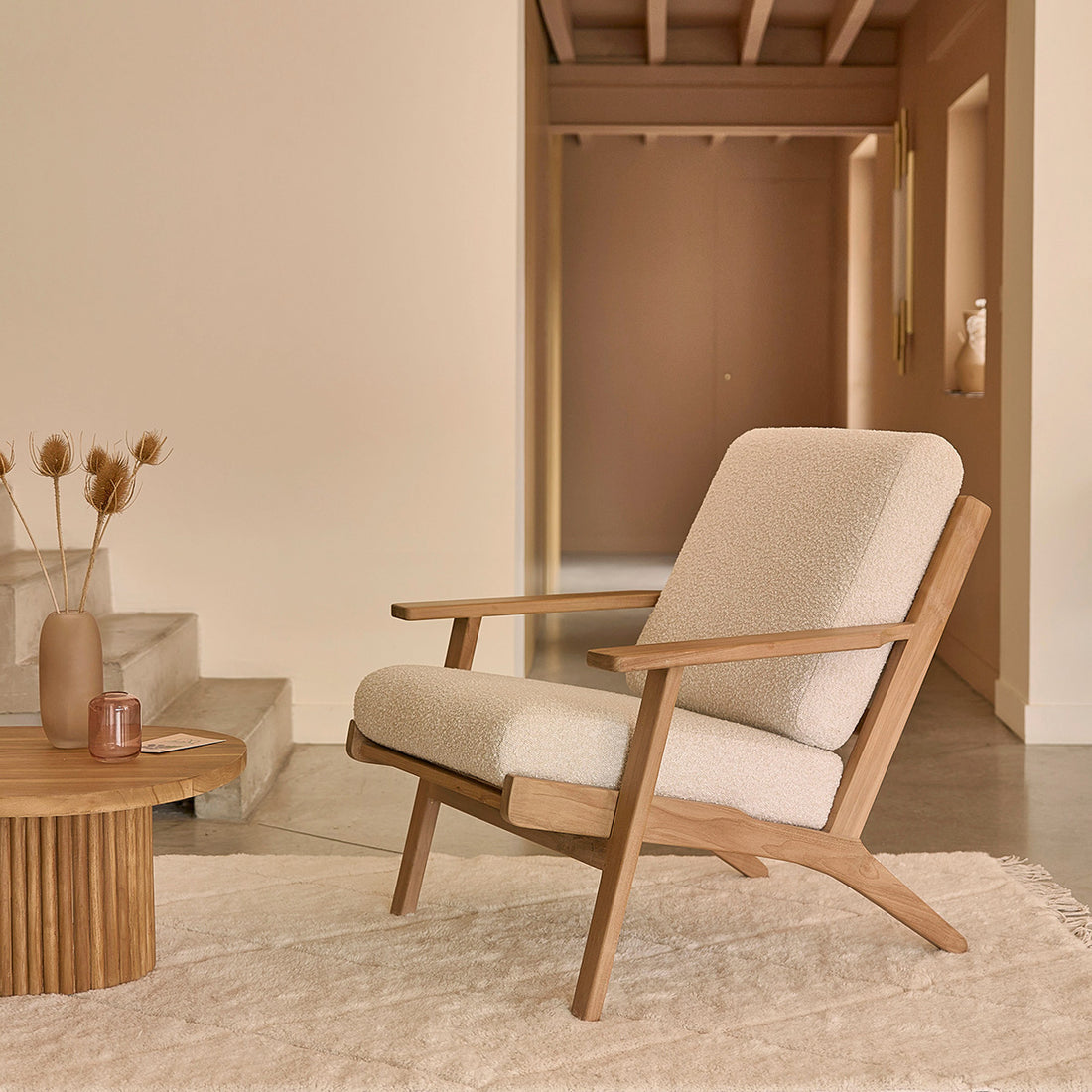 SERENE - Sessel aus massivem Teakholz mit Bouclé-Sitzfläche