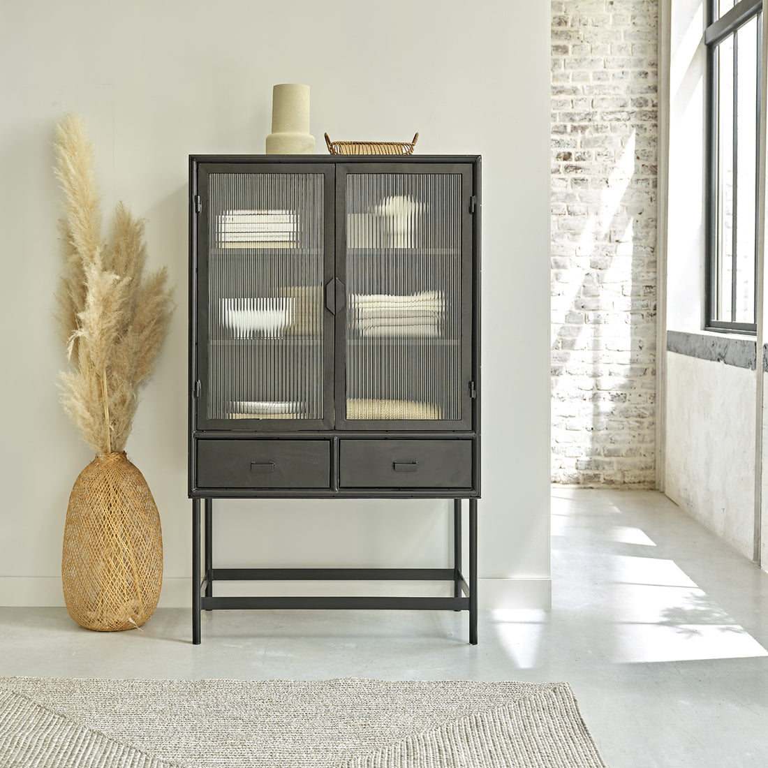 OCTAV - Geschirrschrank aus Metall und Wellglas 90 cm