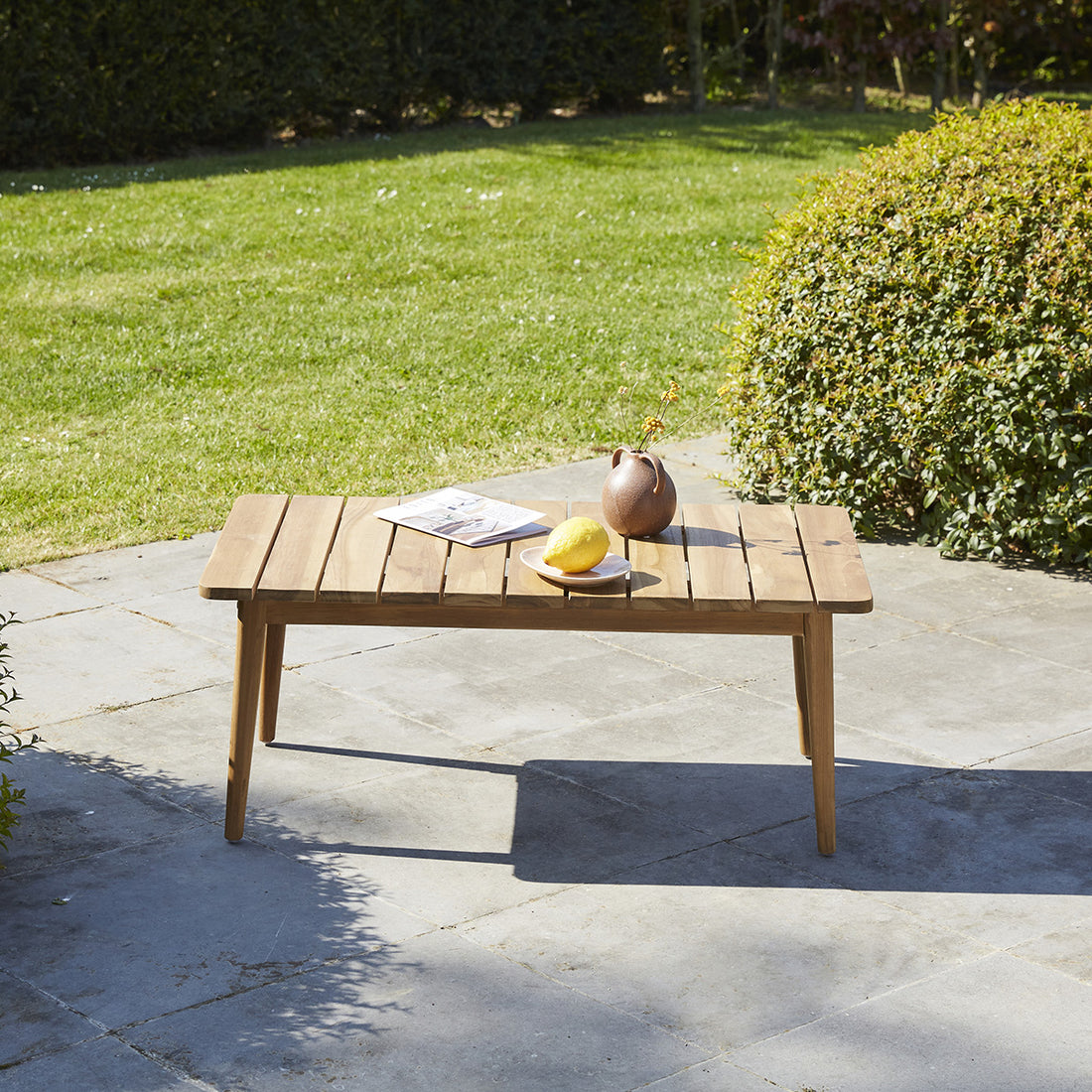 ESTHER - Garten-Couchtisch aus massivem Teakholz 