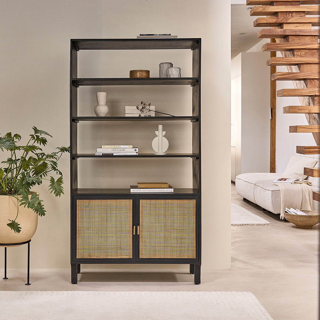 BLAISE - Bücherregal aus massivem Mangoholz, schwarz und Rohrgeflecht 170 cm 
