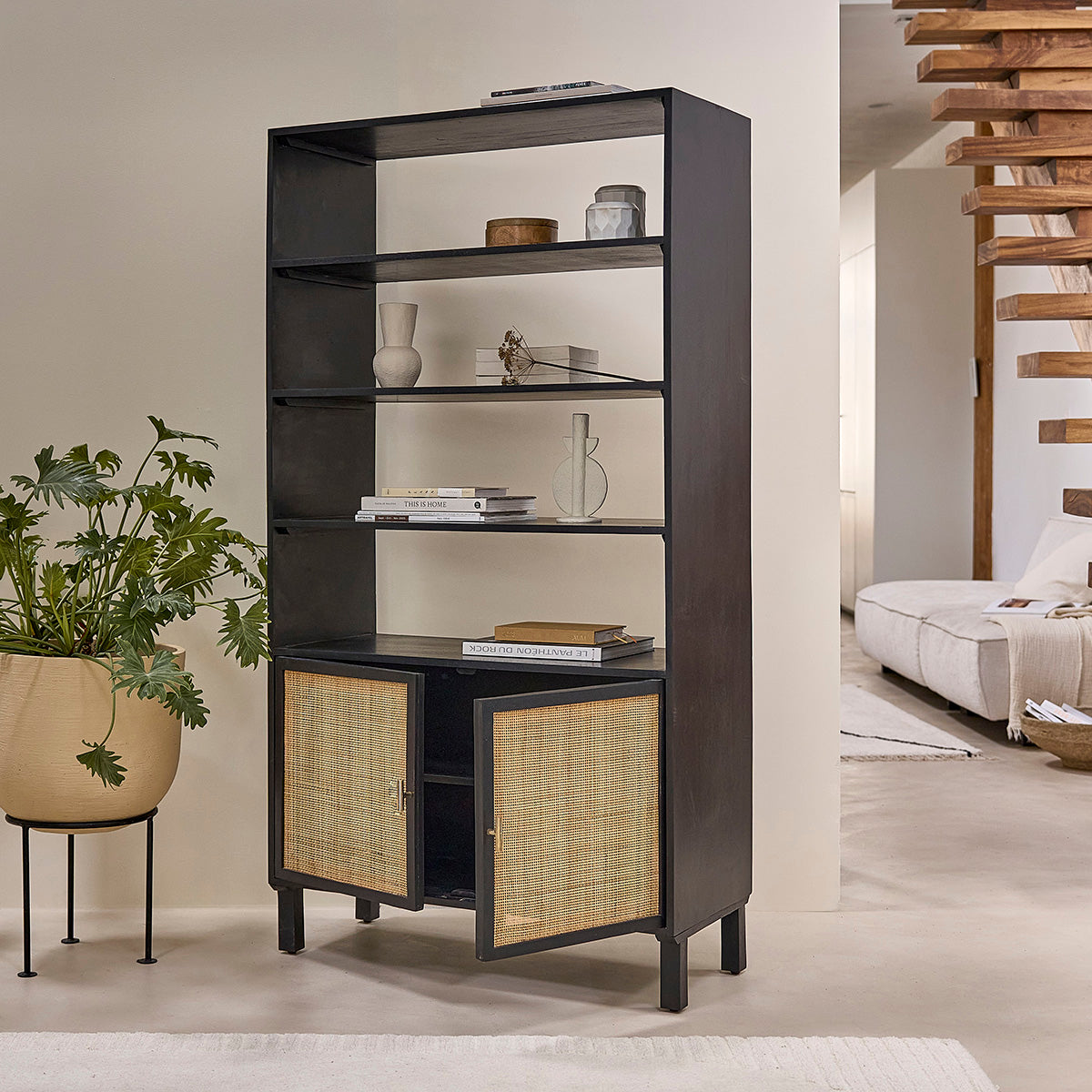 BLAISE - Bücherregal aus massivem Mangoholz, schwarz und Rohrgeflecht, H 170 cm