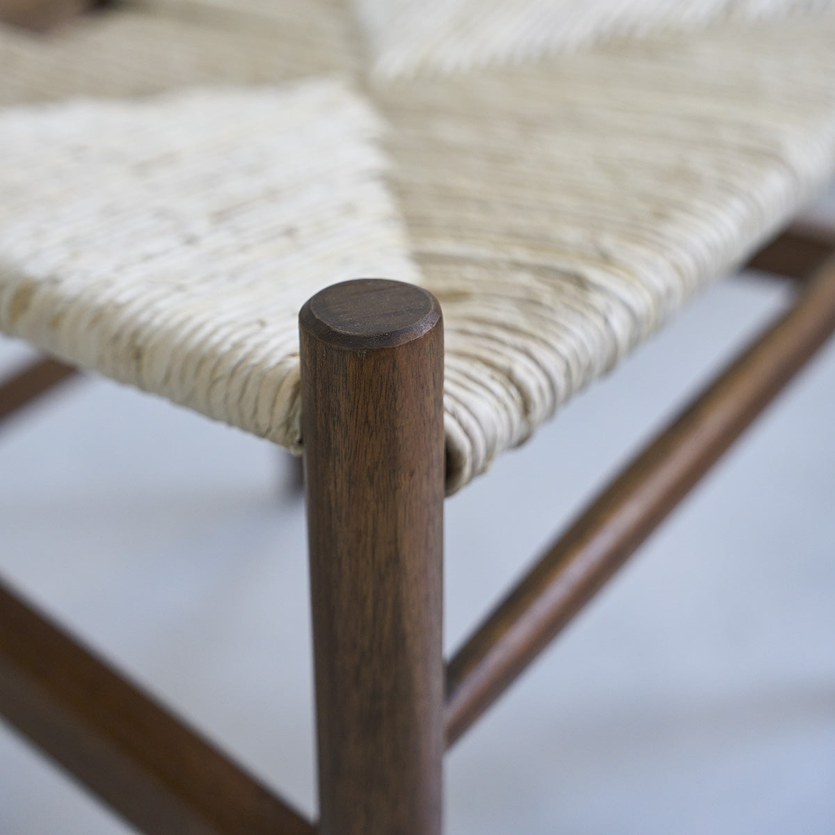 CAMILLE - Lot de 2 chaises en mindi massif finition noyer et corde naturelle