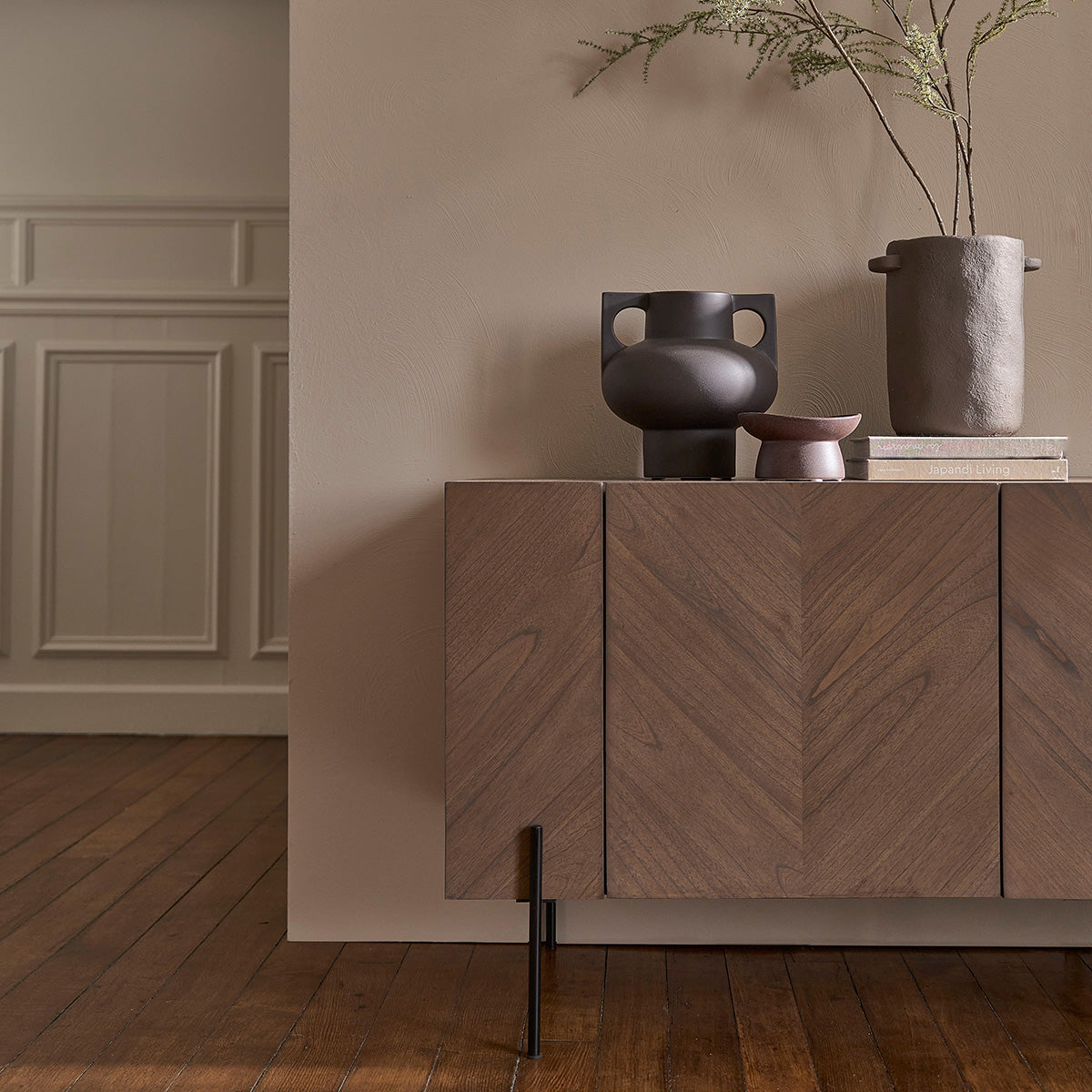CALIX - Sideboard aus massivem Mindi und Metall, mit Nussbaum-Öberfläche 200 cm