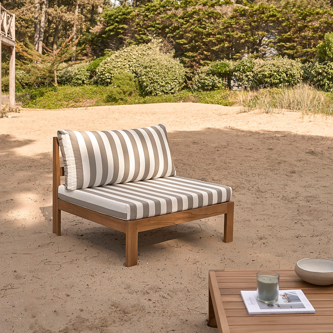 PALMA - Gartensessel aus massivem Teakholz und gestreiften Kissen