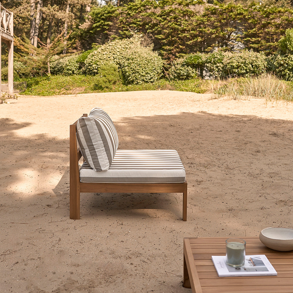 PALMA - Gartensessel aus massivem Teakholz und gestreiften Kissen