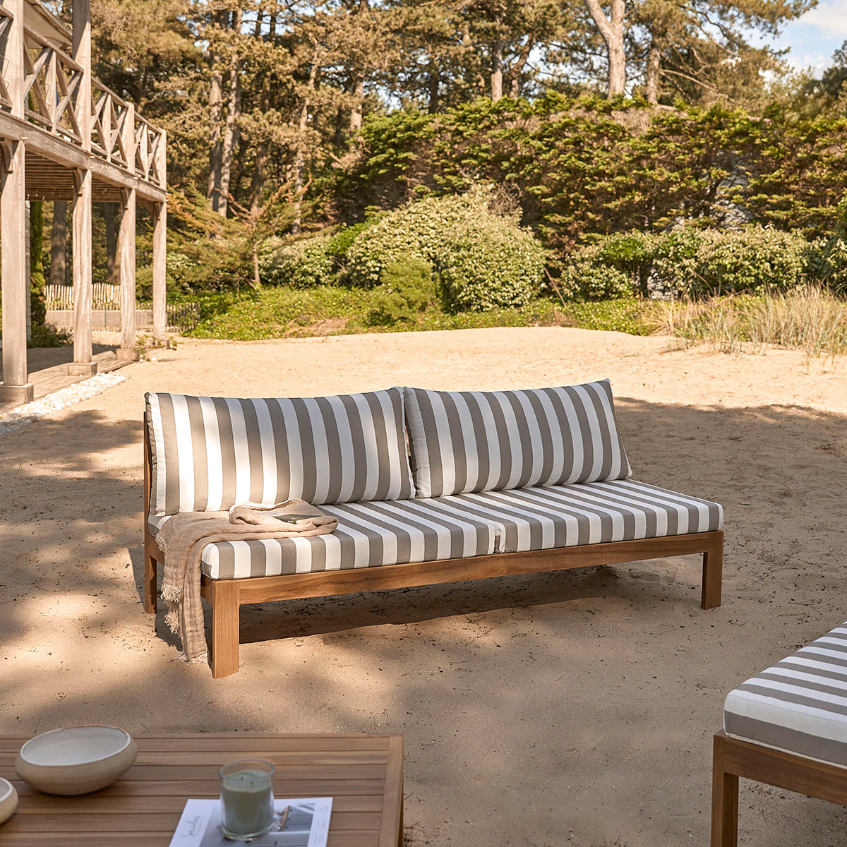 PALMA - Gartenmöbel aus massivem Teakholz und gestreiften Kissen