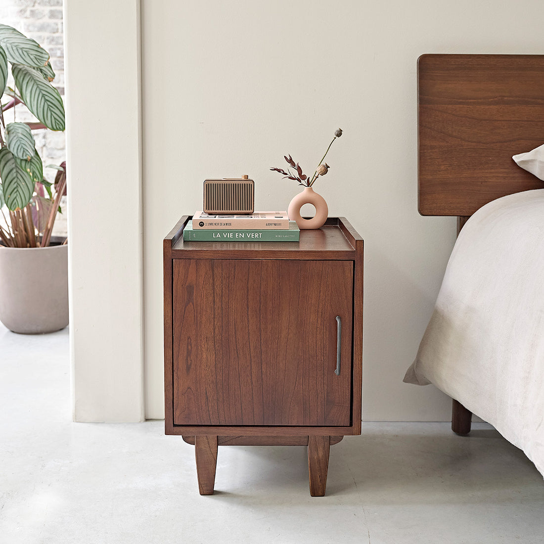 VINTAGE - Nachttisch aus massivem Mindi mit Walnuss-Finish 40 cm