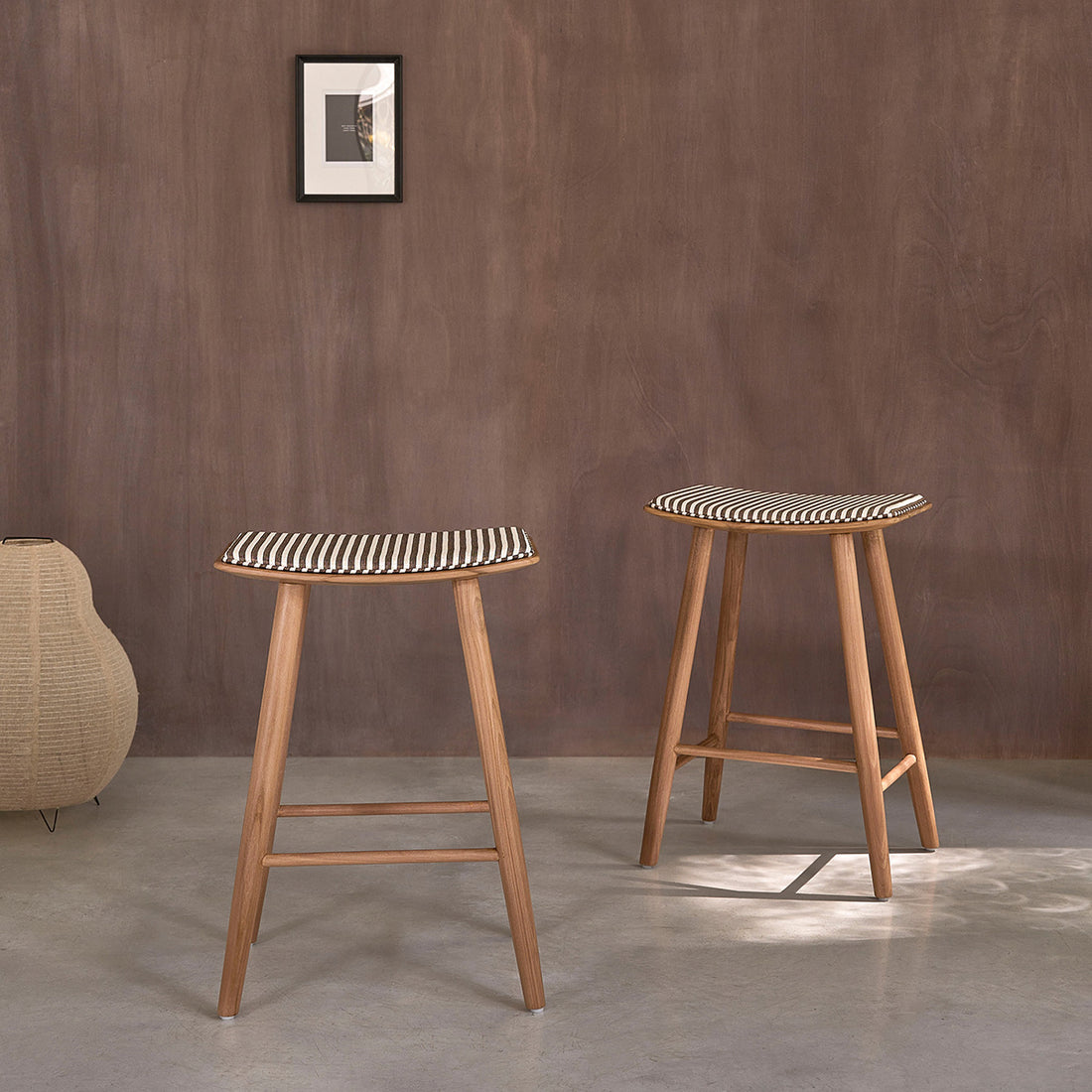 AMBRE - Set aus 2 Barhockern aus massivem Teakholz mit gestreifter Sitzfläche, 65 cm
