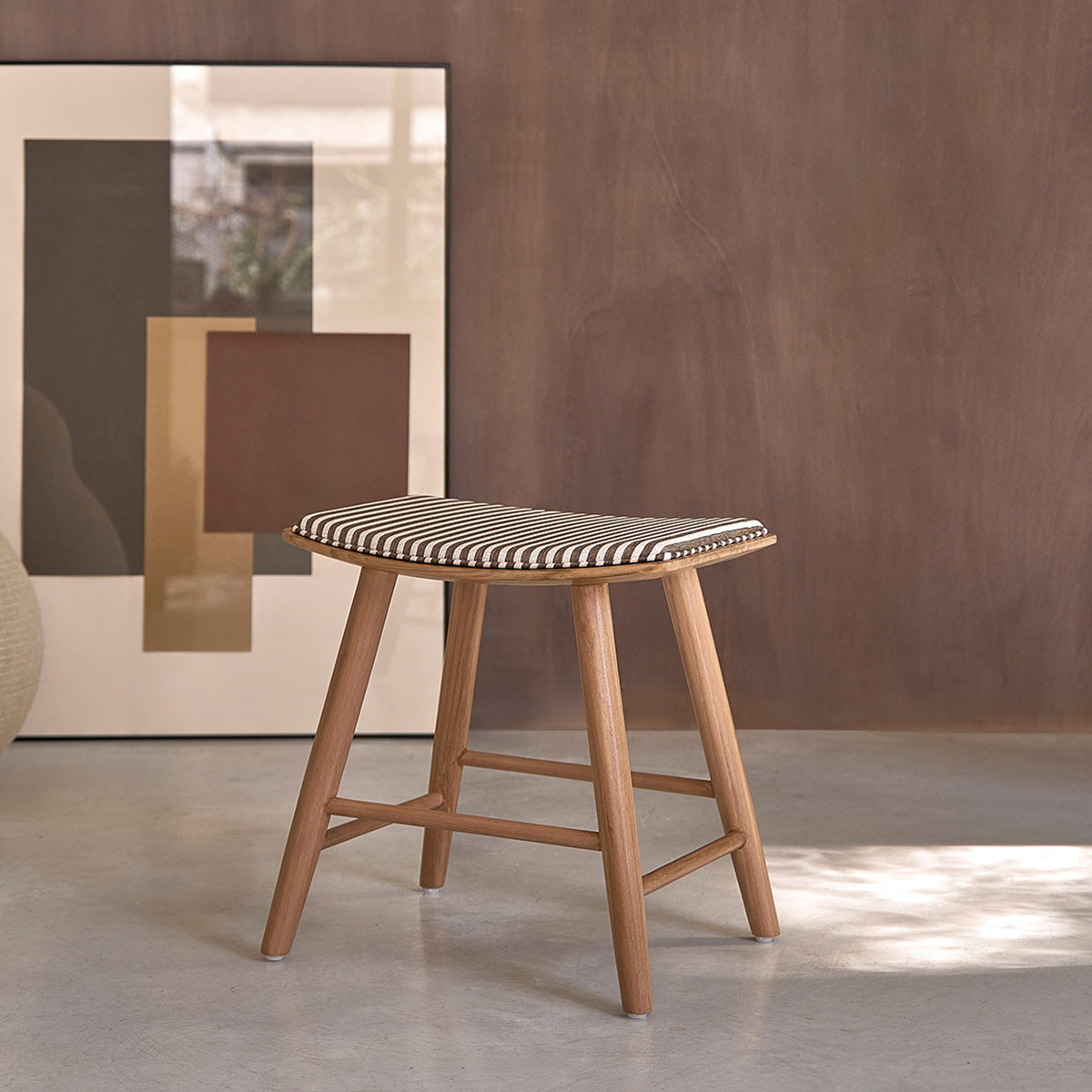 AMBRE - Barhocker aus massivem Teakholz und gestreifter Sitzfläche, 45 cm