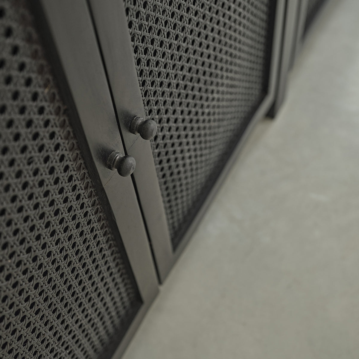 ZULMA - Buffet aus massivem Mangoholz und schwarzem Rohrgeflecht 175 cm