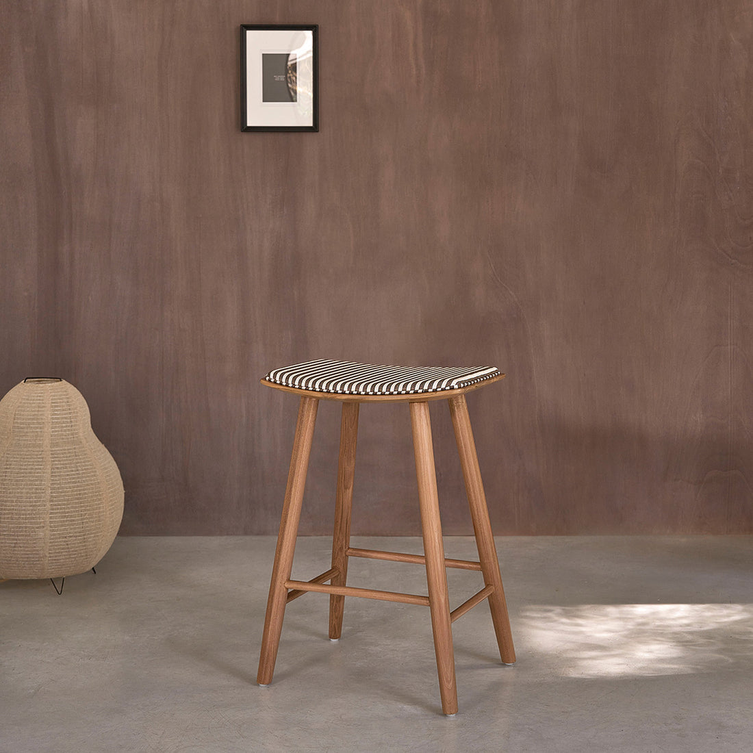 AMBRE - Barhocker aus massivem Teakholz mit gestreifter Sitzfläche, 65 cm