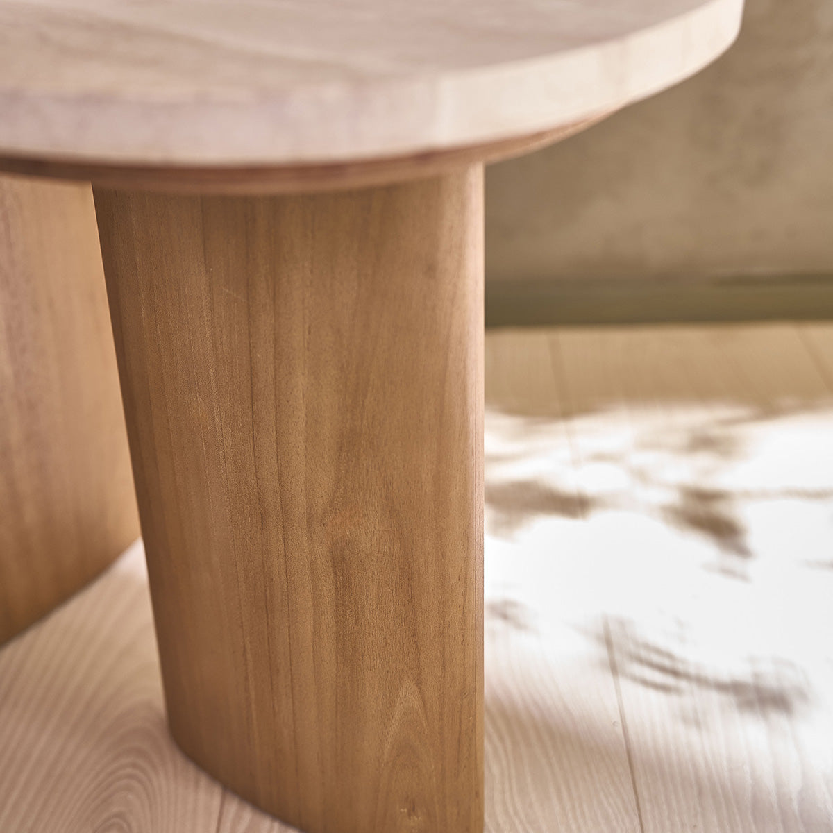 CALMA - Beistelltisch aus massivem Teakholz und organischem Marmor