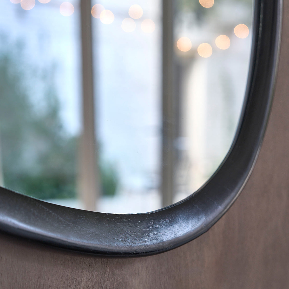 THELMA - Organischer Spiegel aus schwarzem Mindi-Holz, 90 x 60 cm