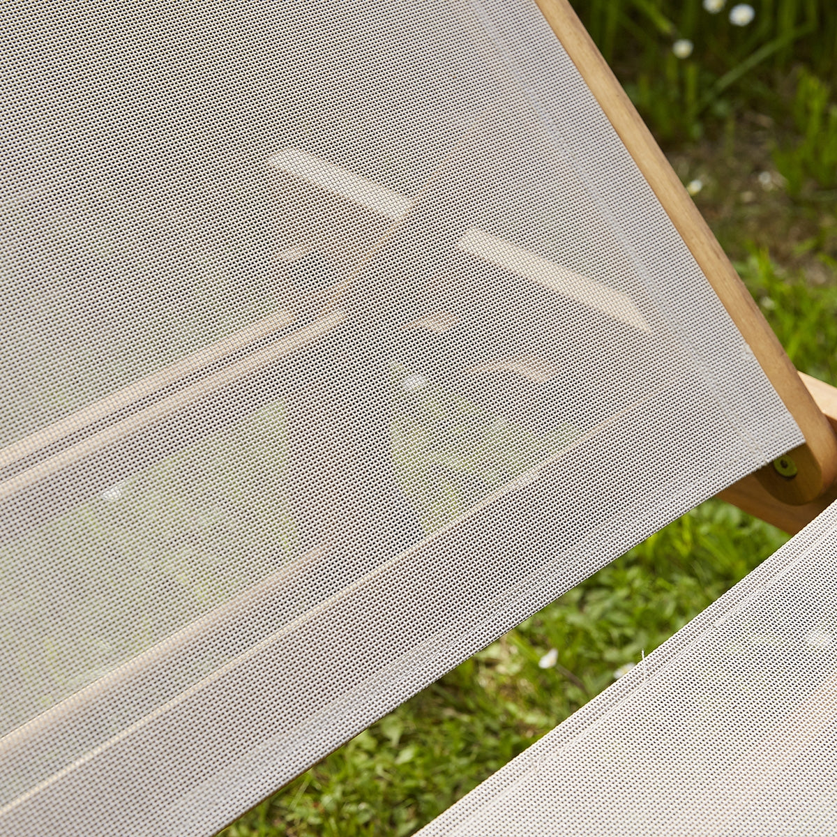 HANOÏ - Sonnenliege aus FSC-Akazienholz und grauem Textilene