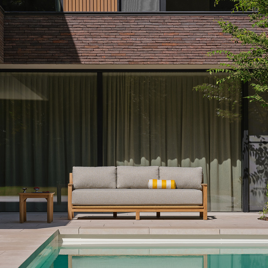 PIANA - Gartensofa aus massivem Teakholz mit grau melierten Kissen, 3-Sitzer