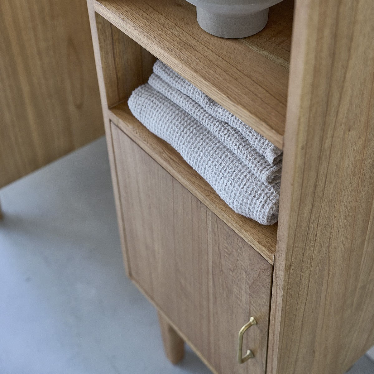 FIFTIES - Badezimmer-Hochschrank aus massivem Mindi 150 cm