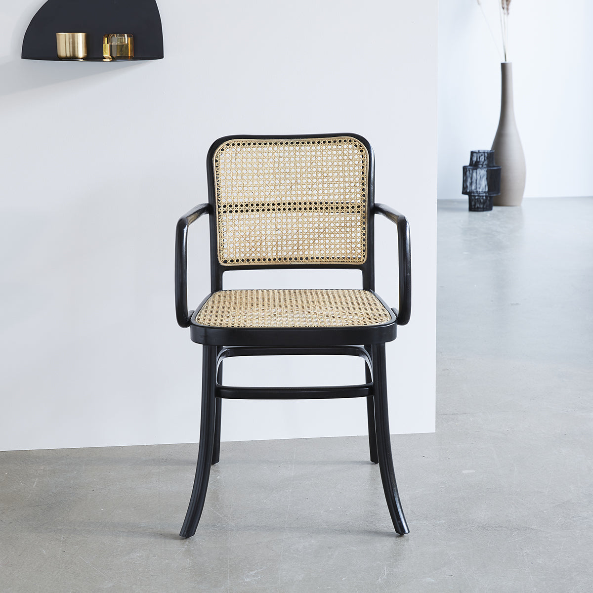 ARON - Stuhl mit Armlehnen aus massivem Mahagoni und Rohrgeflecht