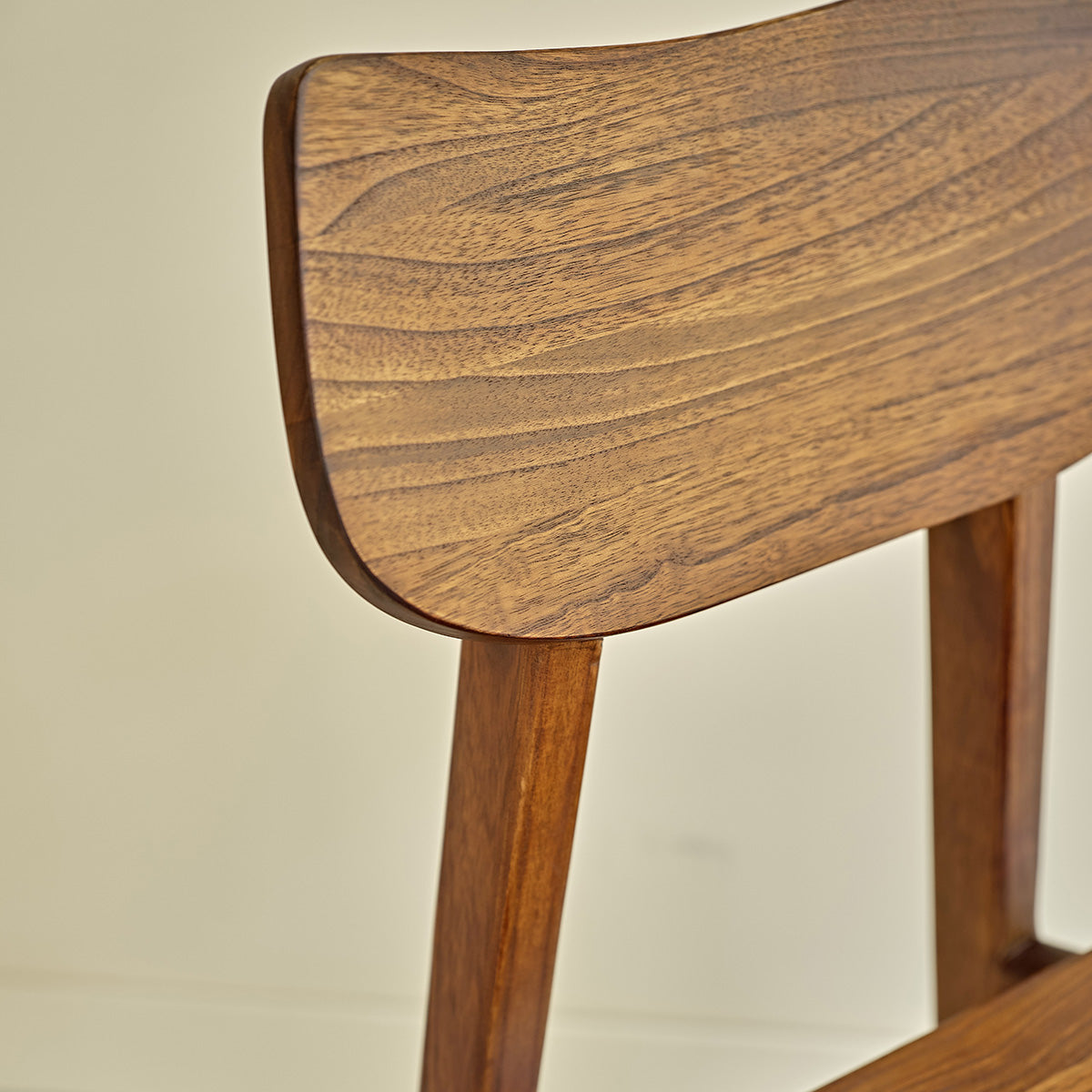MILO - Stuhl aus massivem Mindi in Walnuss-Finish