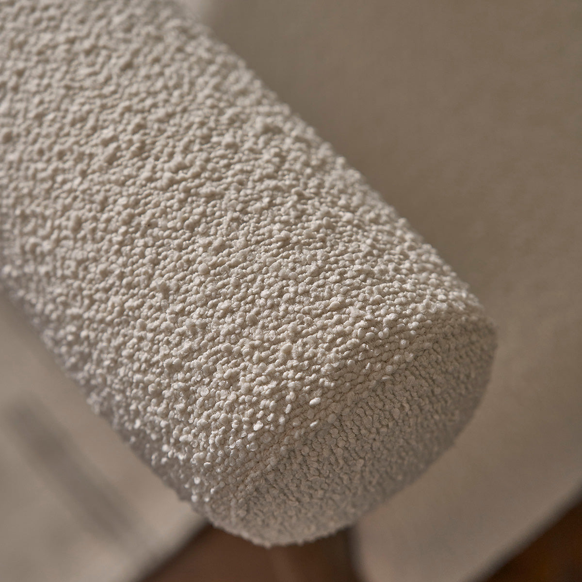 DUNE - Runder Sessel aus Eichenholz und naturfarbenem Bouclé-Stoff