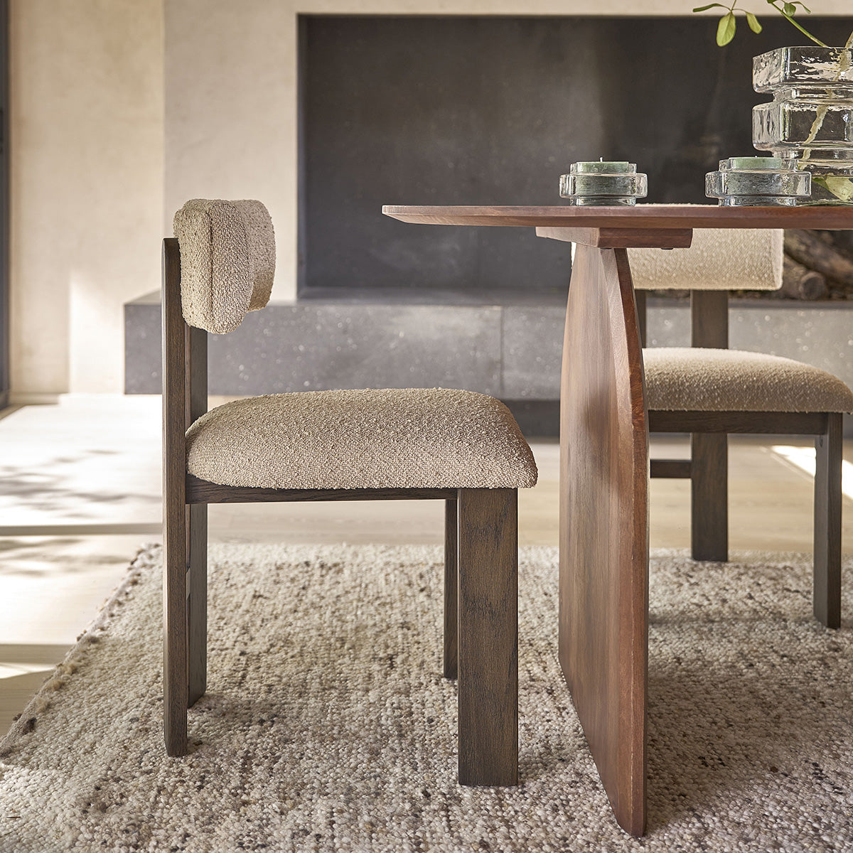 NOÉ - Stuhl aus massiver brauner Eiche und beigem Bouclé-Stoff