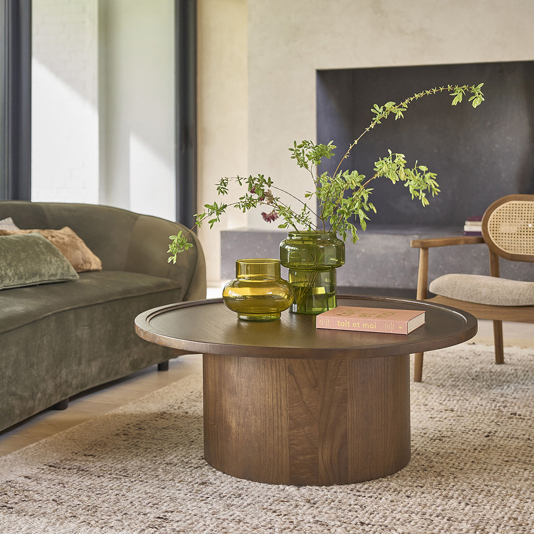 SOLÈNE - Runder Couchtisch aus massivem Mindi in Walnuss-Finish Ø 100 cm