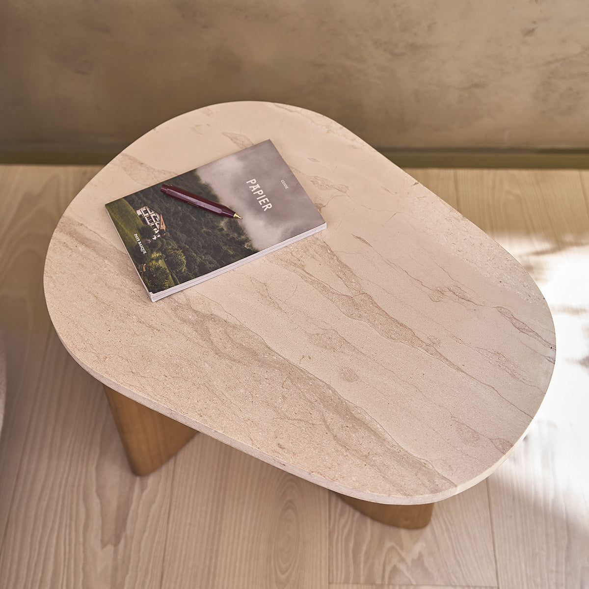 CALMA - Beistelltisch aus massivem Teakholz und organischem Marmor