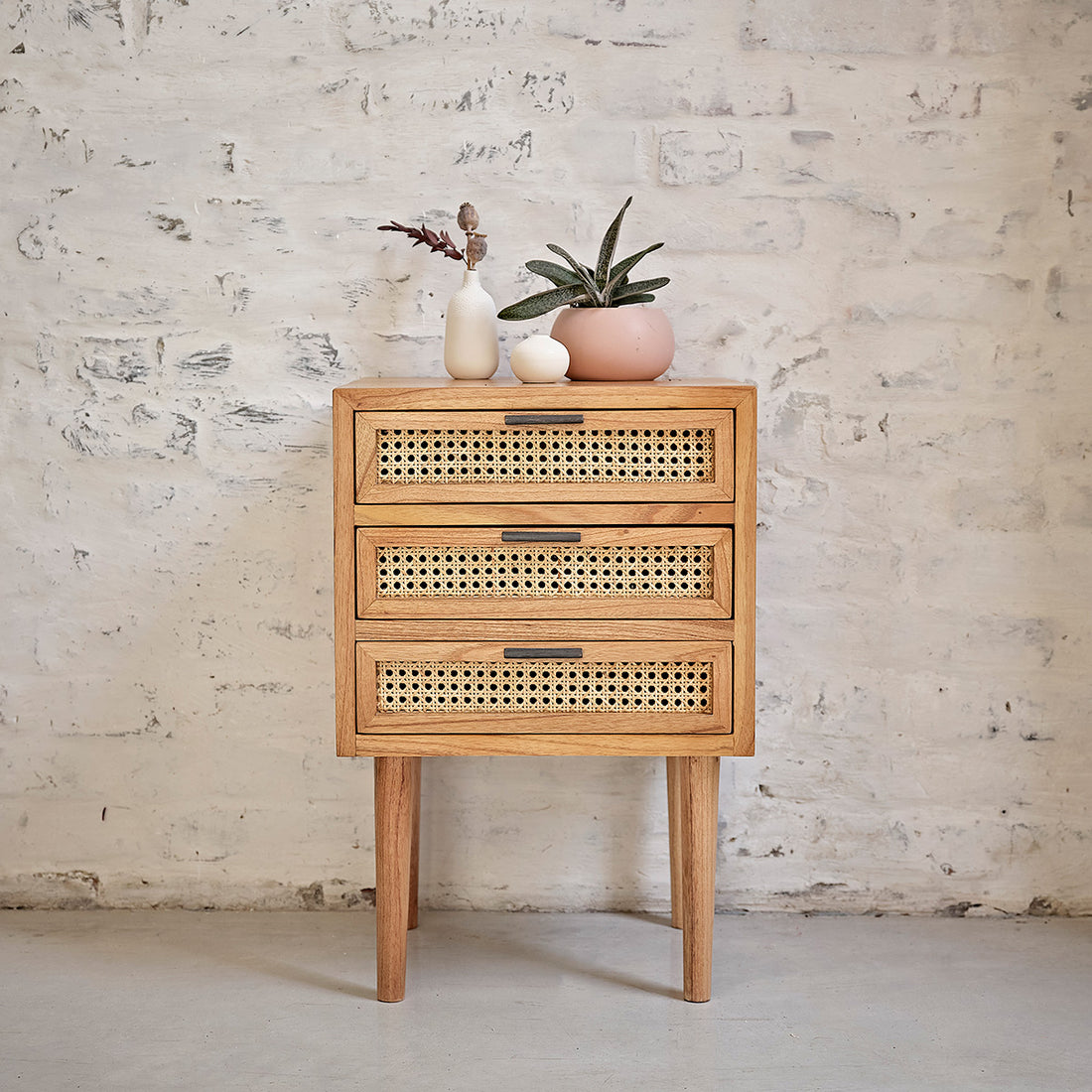 ALBA - Nachttisch aus massivem Mindi und mit Rohrgeflecht 40 cm