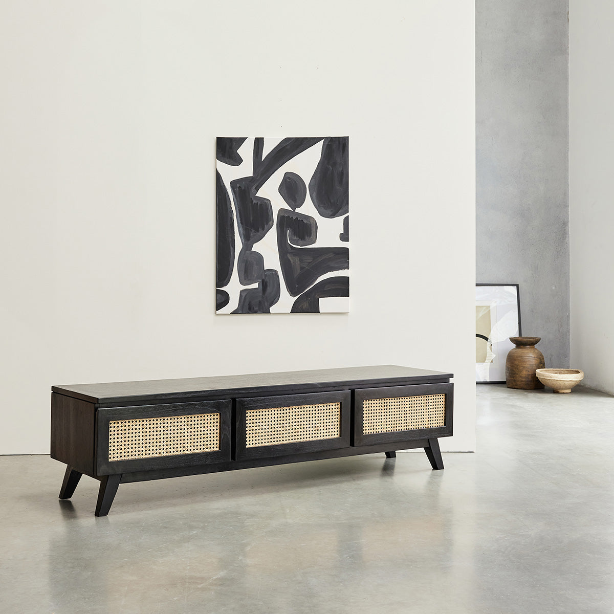 ISÉE - TV-Möbel aus massivem Mindi und schwarzem Rohrgeflecht 160 cm