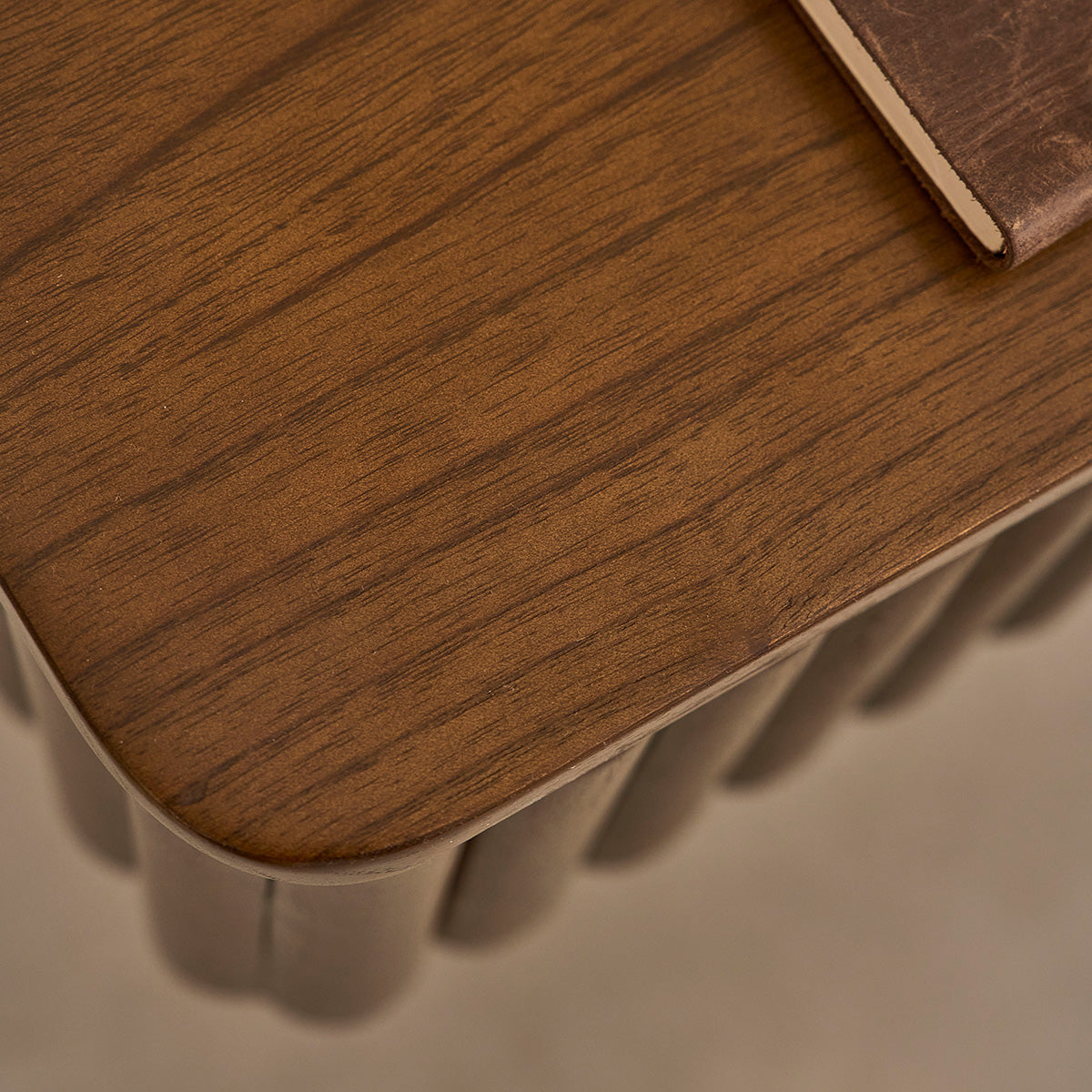 TRINIDAD - Table de chevet suspendue en bois de mindi 45 cm