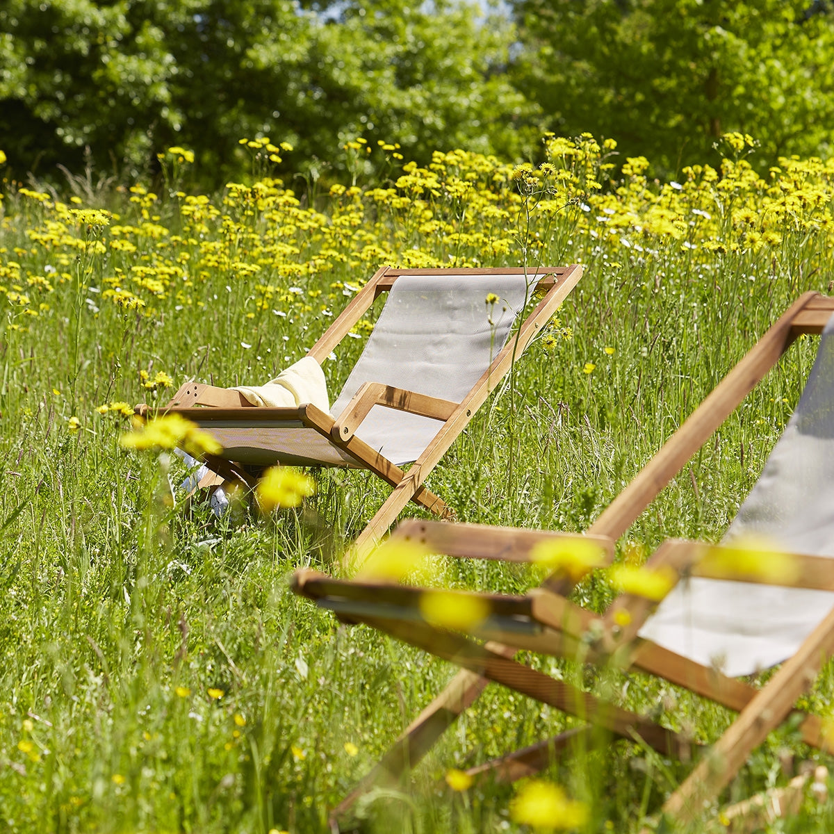 HANOÏ - Liegestuhl aus massivem Akazienholz und grauem Textilene