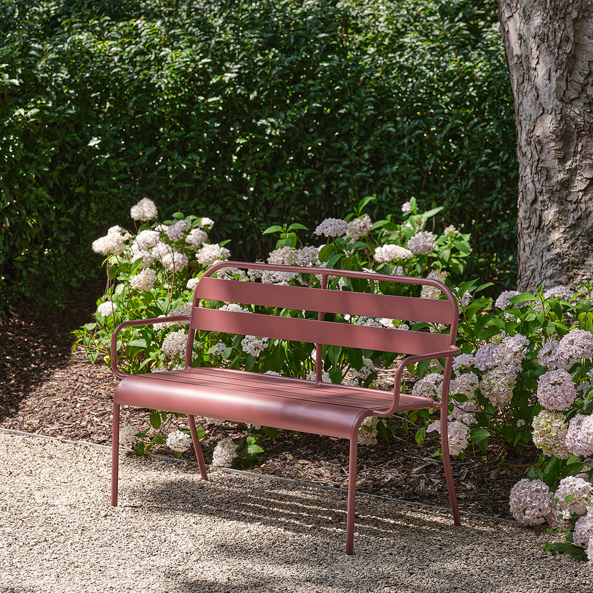 Gartenbank aus Aluminium in Himbeerrot