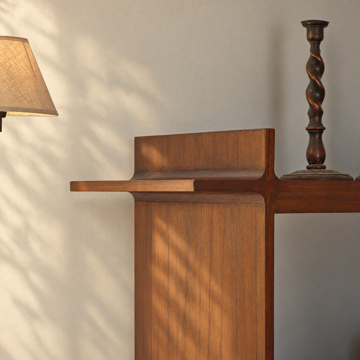 NOAM - Regal aus naturbelassenem Mindi-Holz, H 175 cm