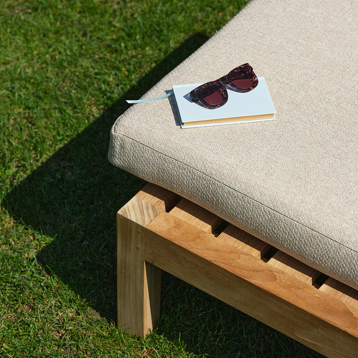 Verstellbare Doppel-Sonnenliege aus massivem Teakholz mit beige melierten Kissen