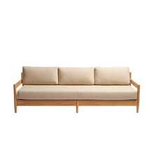 Niedriges Gartensofa aus massivem Teakholz mit beige melierten Kissen, für 4 Personen.