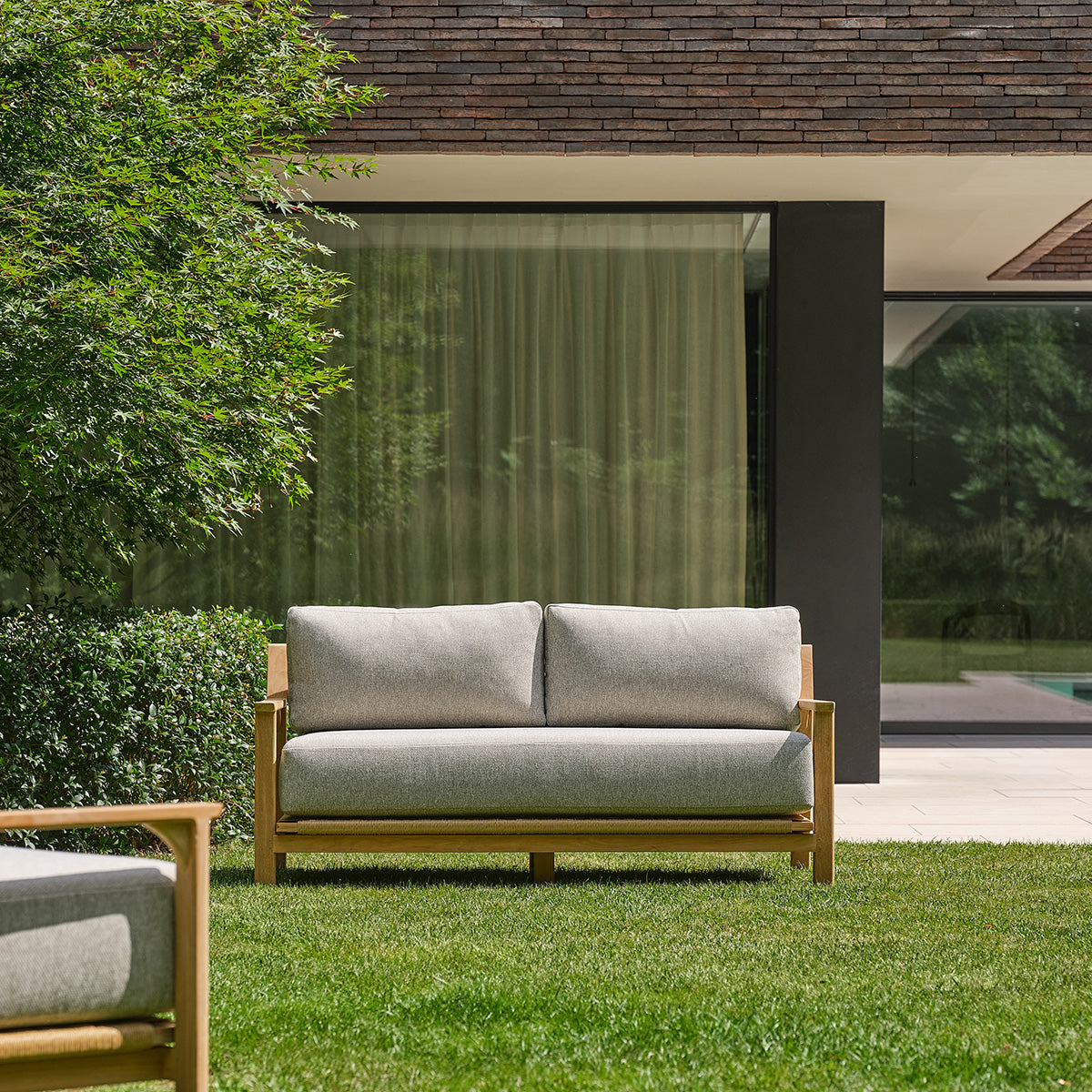 PIANA - Gartensofa aus massivem Teakholz mit grau melierten Kissen, 2-Sitzer