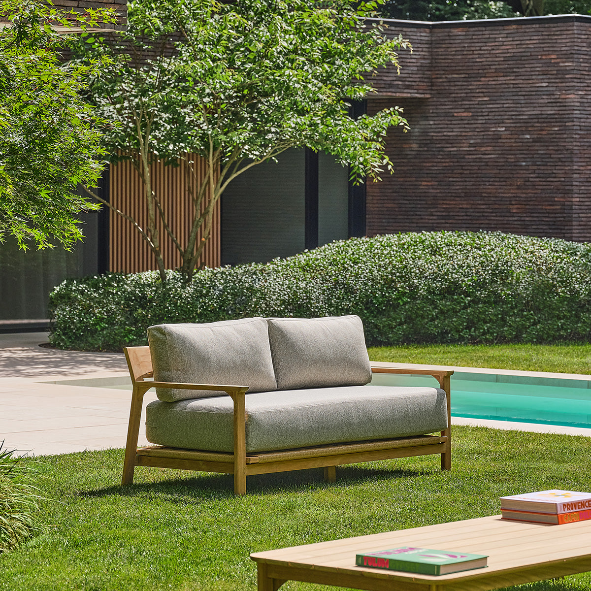 PIANA - Gartensofa aus massivem Teakholz mit grau melierten Kissen, 2-Sitzer