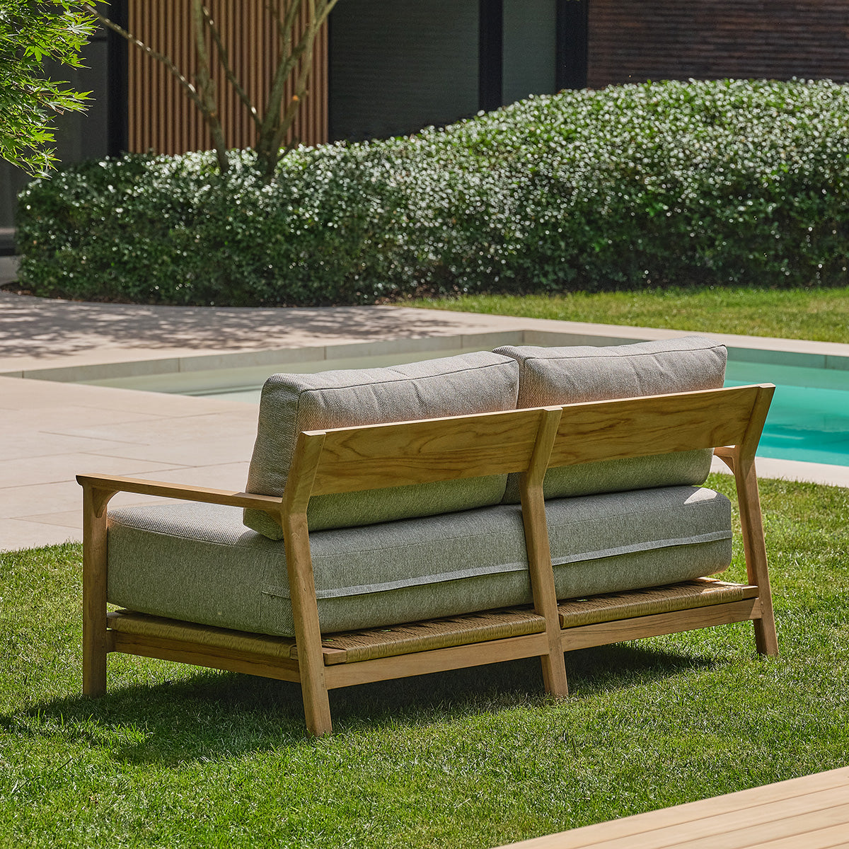 PIANA - Gartensofa aus massivem Teakholz mit grau melierten Kissen, 2-Sitzer
