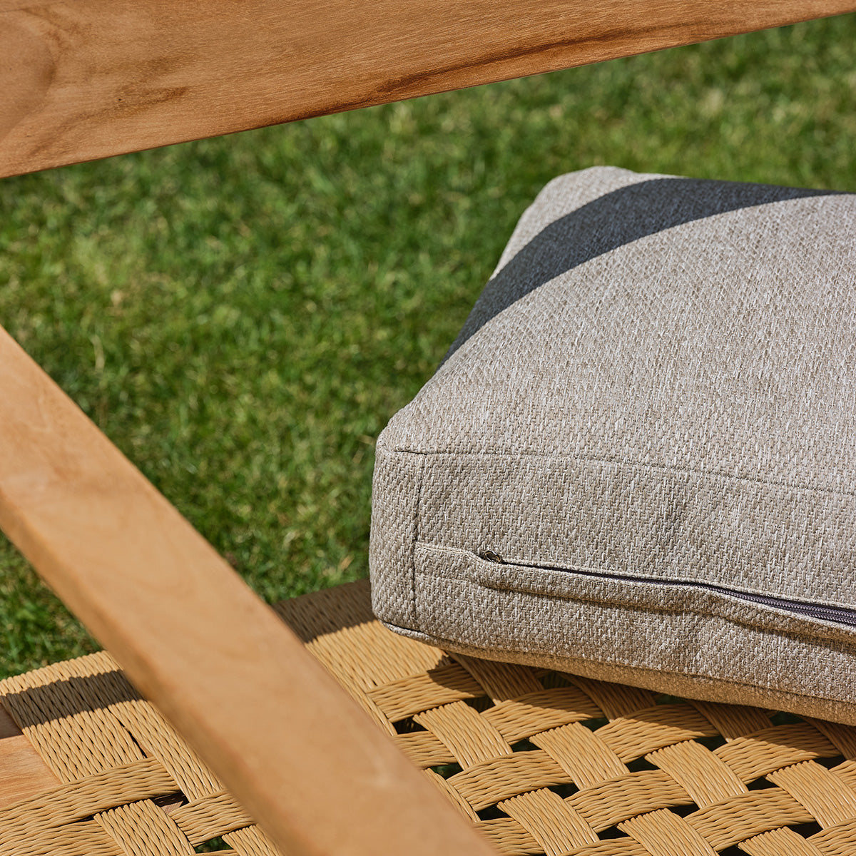 PIANA - Gartensofa aus massivem Teakholz mit grau melierten Kissen, 2-Sitzer