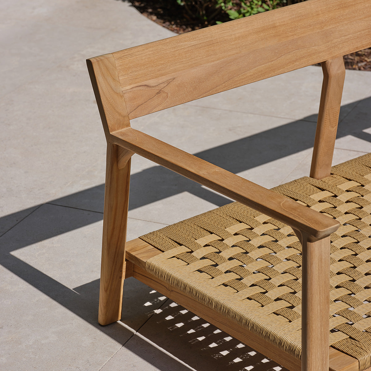 PIANA - Gartensofa aus massivem Teakholz mit grau melierten Kissen, 3-Sitzer
