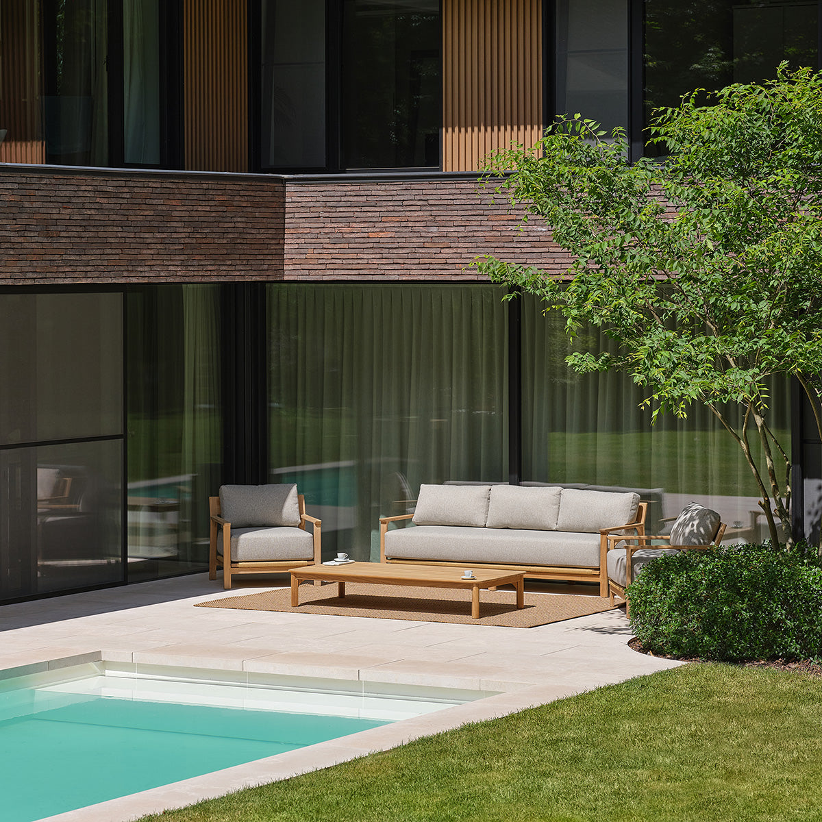 PIANA - Gartensofa aus massivem Teakholz mit grau melierten Kissen, 3-Sitzer