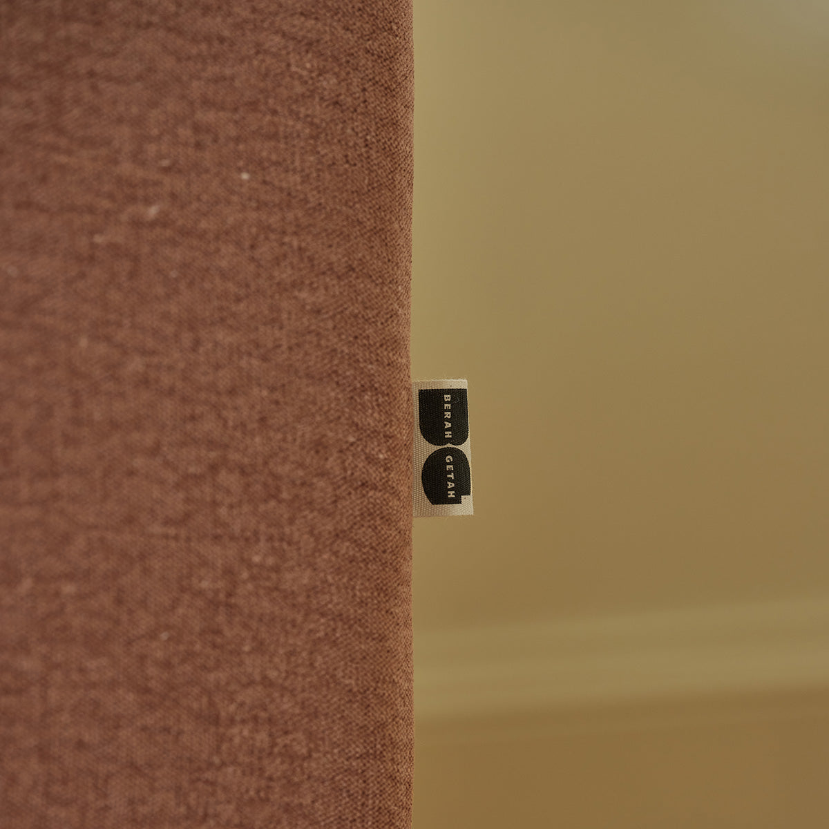 EDMOND - 3-Sitzer-Schlafsofa aus terrakottafarbenem Stoff in Leinenoptik