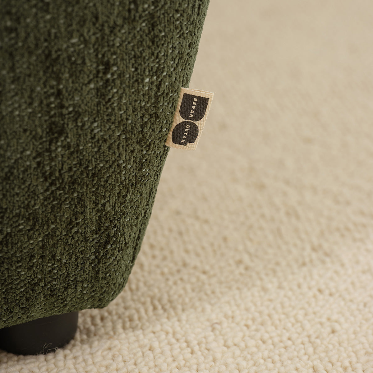 LEOPOLD - Modulares Eckelement aus grün melierter Chenille