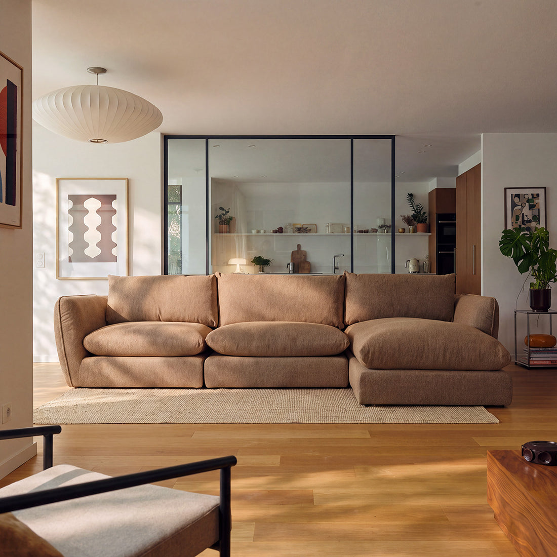 LEOPOLD - Modulares 3-Sitzer-Ecksofa aus hellbraunem, meliertem Strukturstoff – rechte Chaiselongue