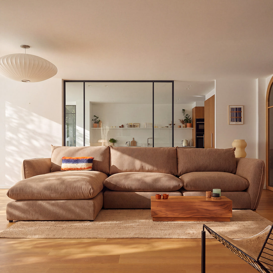 LEOPOLD - Modulares 3-Sitzer-Ecksofa aus hellbraunem, meliertem Strukturstoff – Chaiselongue links
